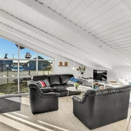 2 Bedroom Awesome In Hvide Sande